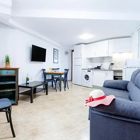 2a Cozy Flores With Pool Daire